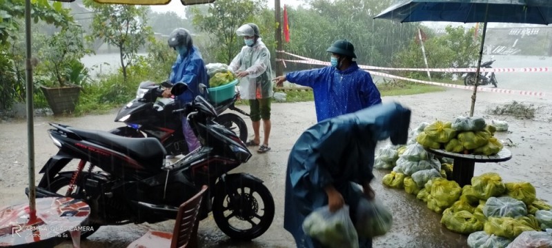 Canh sat giao thong dam minh trong mua lu don nguoi dan ve que-Hinh-7