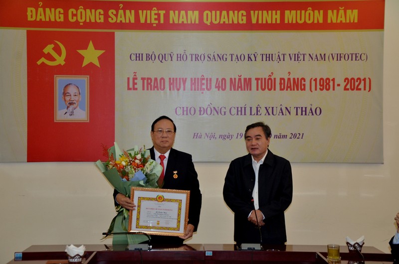 Lien hiep Hoi Viet Nam trao Huy hieu 40 nam tuoi Dang cho TS. Le Xuan Thao-Hinh-3