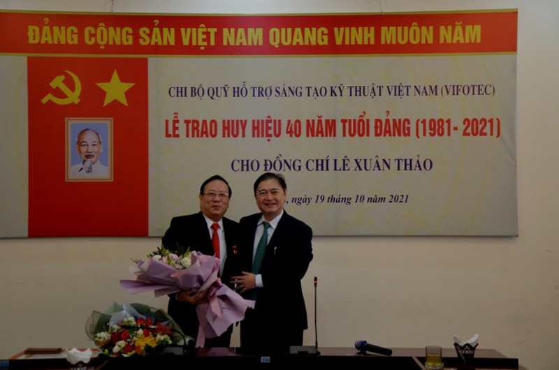 Lien hiep Hoi Viet Nam trao Huy hieu 40 nam tuoi Dang cho TS. Le Xuan Thao