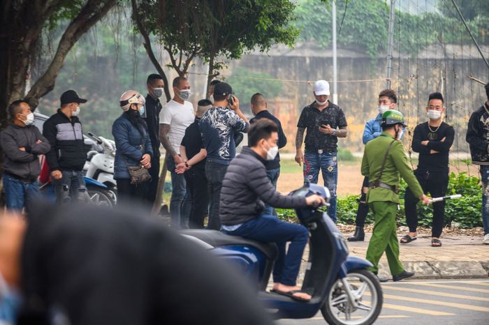 Nu cuoi bi an cua vo Duong “Nhue” khi bi dan giai den toa-Hinh-9