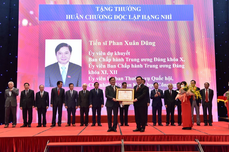 TSKH Phan Xuan Dung don nhan Huan chuong doc lap hang Nhi-Hinh-3