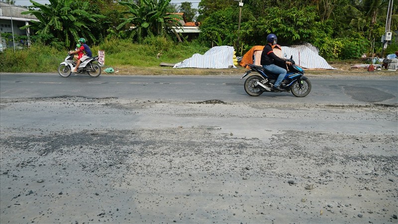 Vinh Long: Can canh o ga duoc va bang dat va gach vun tren Quoc lo 54-Hinh-10