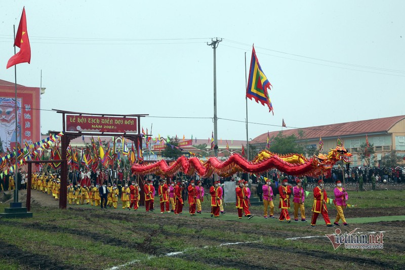 Chu tich nuoc xuong dong cay ruong o le Tich dien-Hinh-2