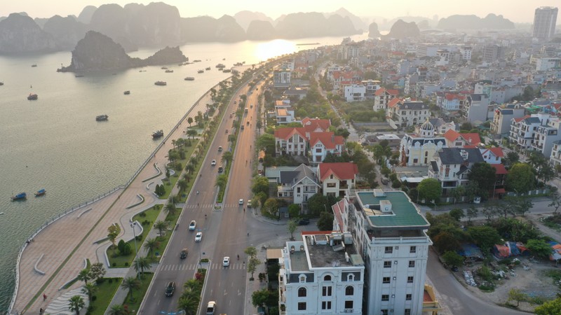 Choang vang voi con duong dep nhat Quang Ninh quy tu toan biet thu