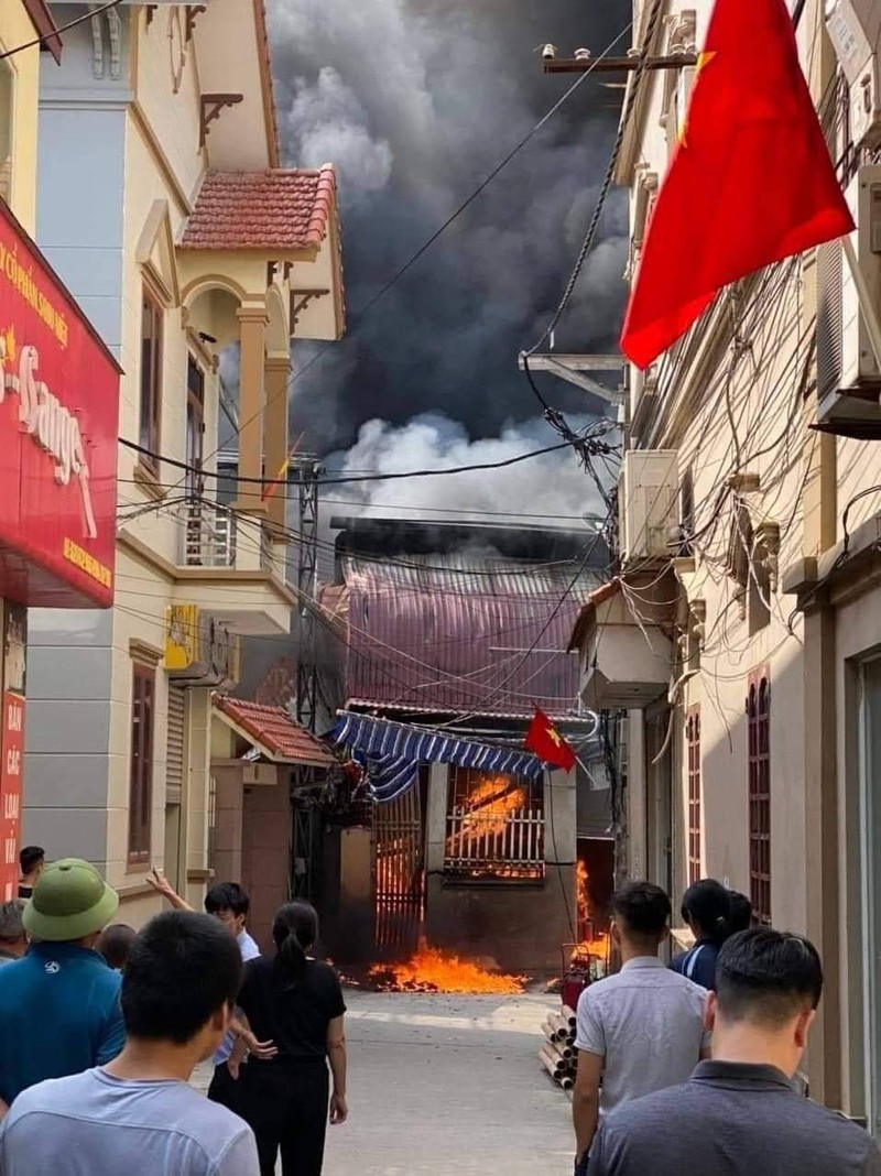 Chay lon tai co so san xuat chan ga, goi dem o Ha Noi-Hinh-2