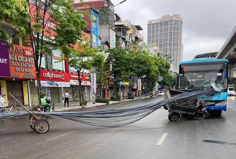 Ha Noi: Xe tu che cho sat thep dam thung xe buyt