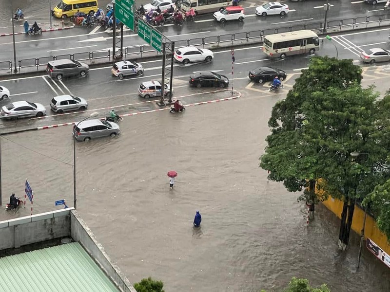 Mua lon keo dai, nhieu tuyen duong Ha Noi ngap sau-Hinh-6