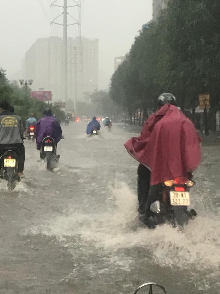 Mua lon keo dai, nhieu tuyen duong Ha Noi ngap sau-Hinh-8