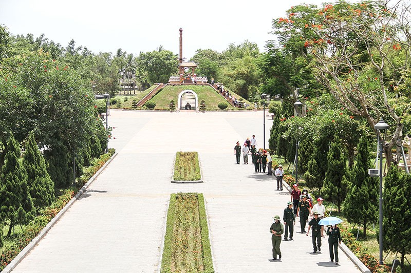 Lanh dao TP Ha Noi dang huong Anh hung liet si tai Quang Tri-Hinh-3