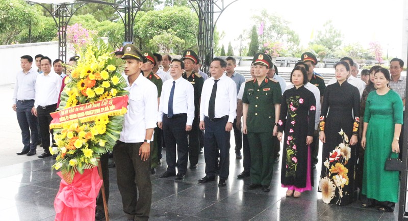 Lanh dao TP Ha Noi dang huong Anh hung liet si tai Quang Tri