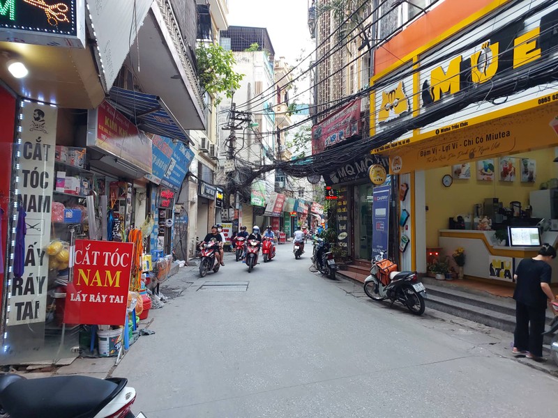 Ha Noi: Nguy co chay no tu loat quan karaoke o pho Trieu Khuc-Hinh-12