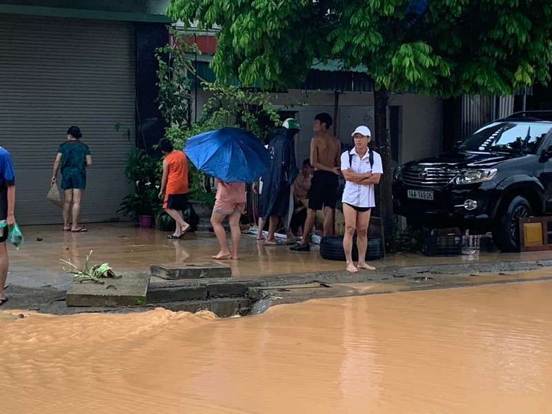 Dan Quang Ninh thuc dem “chay lut”, giao thong bi chia cat-Hinh-7