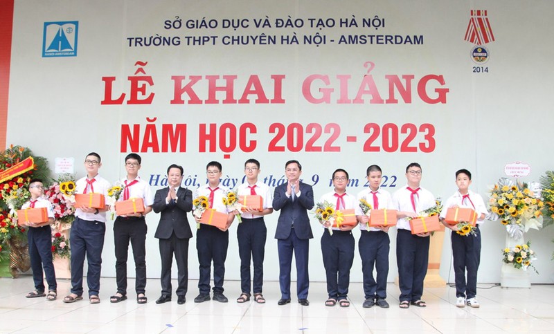 Ha Noi: Nhieu lanh dao cap cao du le khai giang nam hoc moi-Hinh-5