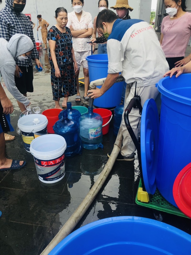 Ha Noi: Trang dem xach nuoc tam goi o chung cu “hang sang“ Hateco-Hinh-6