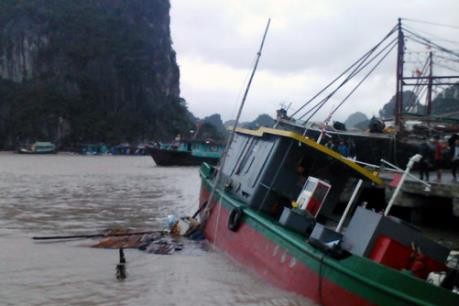 Quang Ninh: Me va con trai 14 thang ket trong khoang tau dam