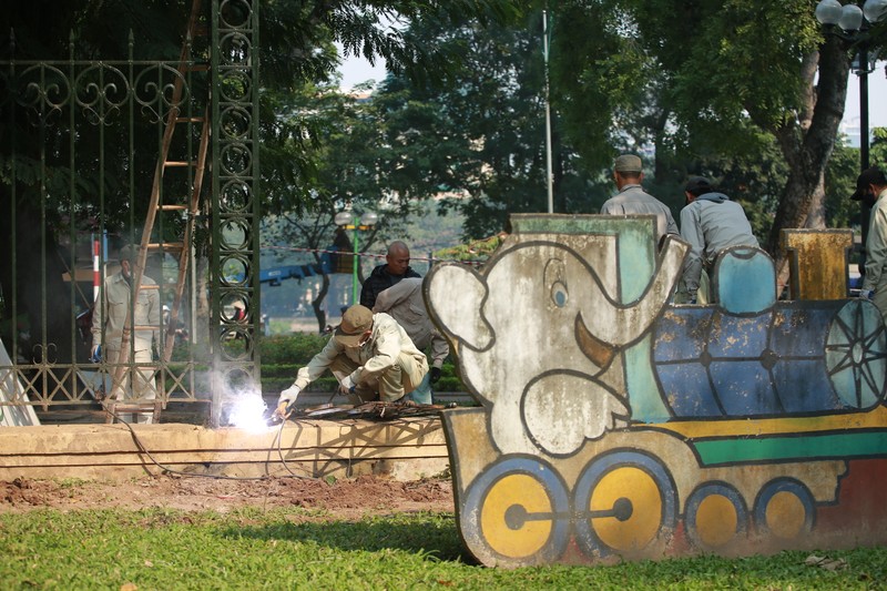 Ha Noi: Can canh viec thao do hang rao cong vien Thong Nhat-Hinh-5