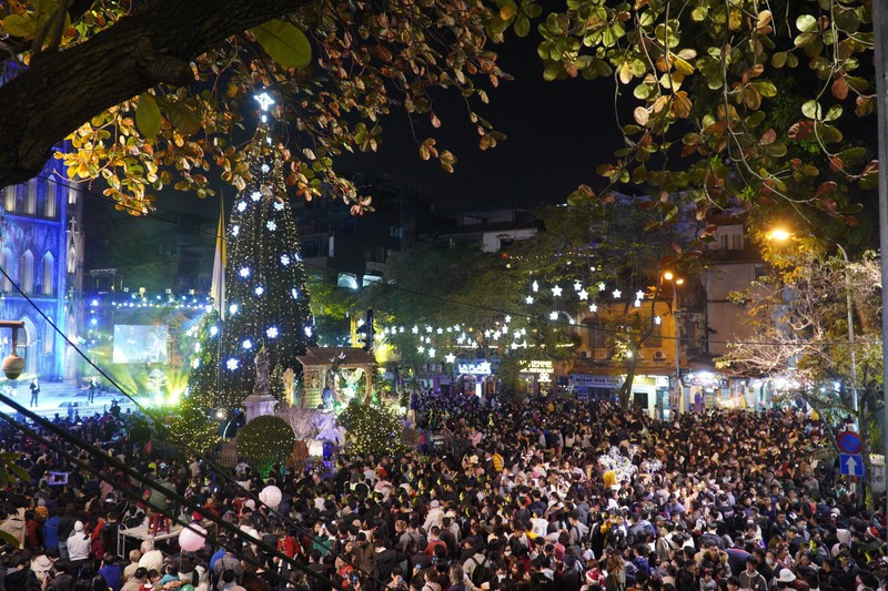 “Bien nguoi” trong dem Giang sinh tai Ha Noi-Hinh-3