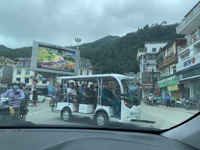Lào Cai: “Thả cửa” thí điểm, xe điện tung hoành, Sa Pa thêm ùn tắc - Hình 2 Lao Cai: “Tha cua” thi diem, xe dien tung hoanh, Sa Pa them un tac-Hinh-2
