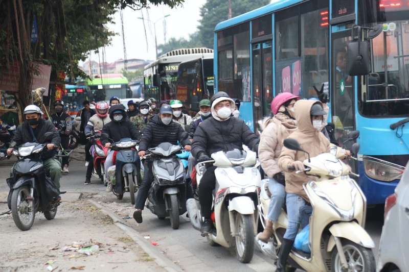 Ngan ngam giao thong Ha Noi un u khi nguoi dan do ve Ha Noi-Hinh-4