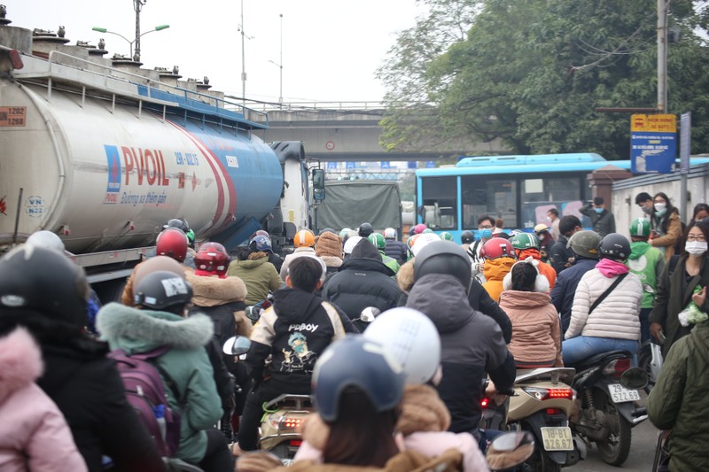 Ngan ngam giao thong Ha Noi un u khi nguoi dan do ve Ha Noi-Hinh-9