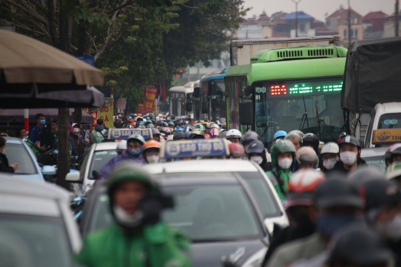 Ngan ngam giao thong Ha Noi un u khi nguoi dan do ve Ha Noi