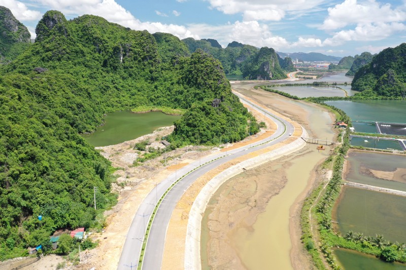 Tuyen duong bao bien Ha Long - Cam Pha chay dua voi Tet Quy Mao-Hinh-8