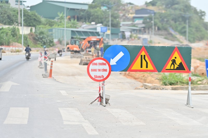 Tuyen duong bao bien Ha Long - Cam Pha chay dua voi Tet Quy Mao-Hinh-9