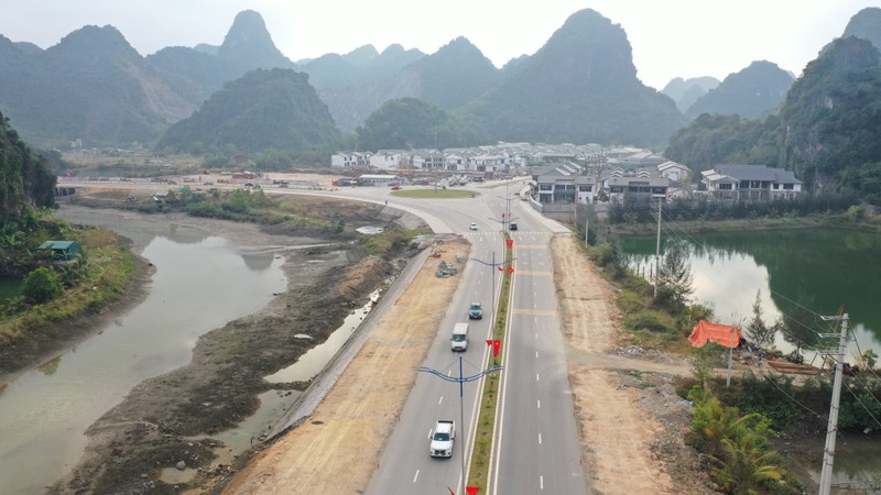 Tuyen duong bao bien Ha Long - Cam Pha chay dua voi Tet Quy Mao