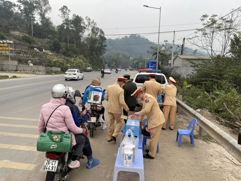 Am ap nhung phan qua “hoa toc” doc duong cua CSGT tinh Hoa Binh-Hinh-2