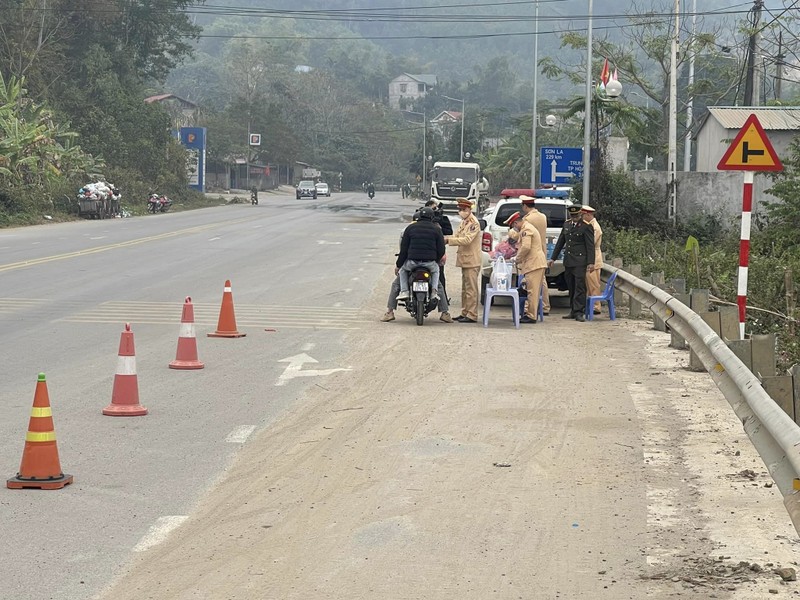 Am ap nhung phan qua “hoa toc” doc duong cua CSGT tinh Hoa Binh-Hinh-3