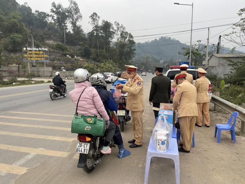 Am ap nhung phan qua “hoa toc” doc duong cua CSGT tinh Hoa Binh-Hinh-6