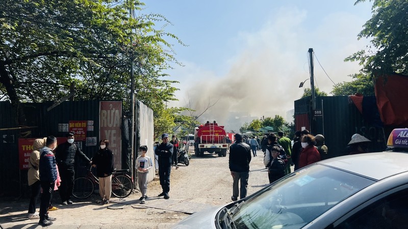 Ha Noi: Chay kho hang, khoi bao trum ca khu dan cu