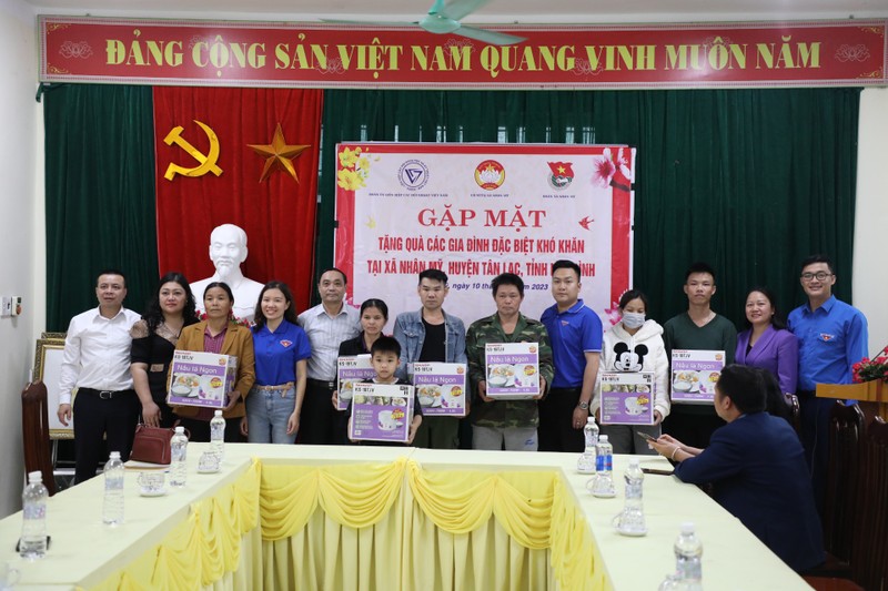 Ấm tình “Xuân chia sẻ yêu thương 2023” của VUSTA tại Hòa Bình - Hình 9 Am tinh “Xuan chia se yeu thuong 2023” cua VUSTA tai Hoa Binh-Hinh-9