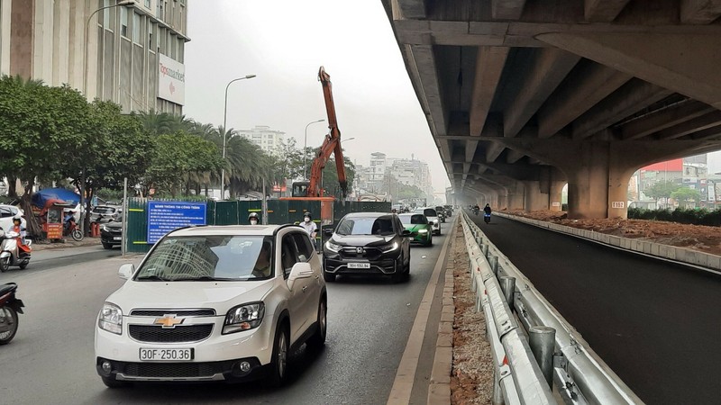 Xe nao duoc di vao duong tam tren dai phan cach duong Nguyen Xien?