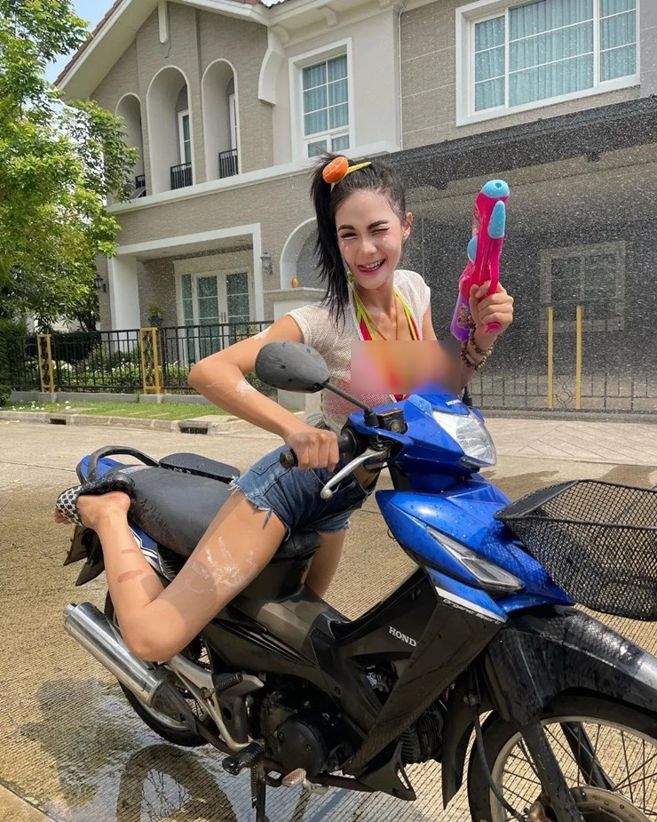 Le hoi te nuoc Songkran, dan my nu Thai khoe than hinh goi cam-Hinh-4