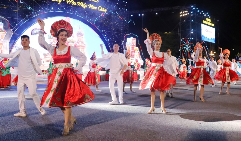 Man nhan voi sac mau Carnaval Ha Long 2023-Hinh-12