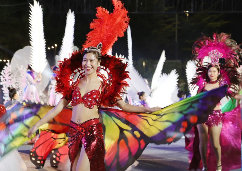 Man nhan voi sac mau Carnaval Ha Long 2023-Hinh-7