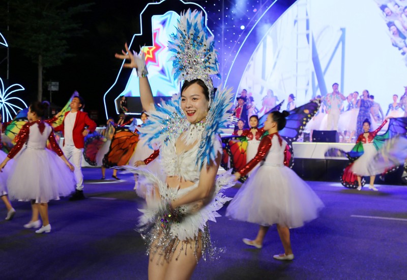Man nhan voi sac mau Carnaval Ha Long 2023-Hinh-8
