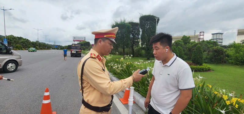 Quang Ninh “siet” xe vi pham van tai hanh khach, container-Hinh-2