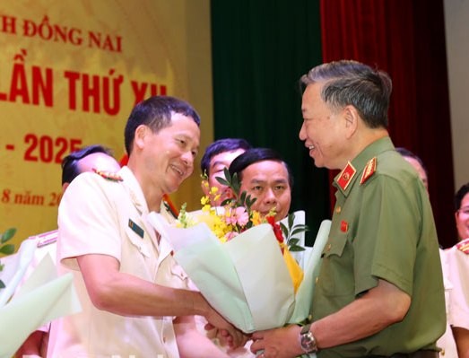 Thieu tuong Vu Hong Van vua duoc bau vao Uy ban Kiem tra T.U-Hinh-8