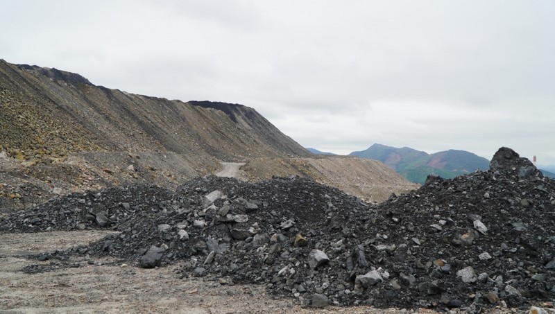 Co nen tan dung thai than lam vat lieu san lap?