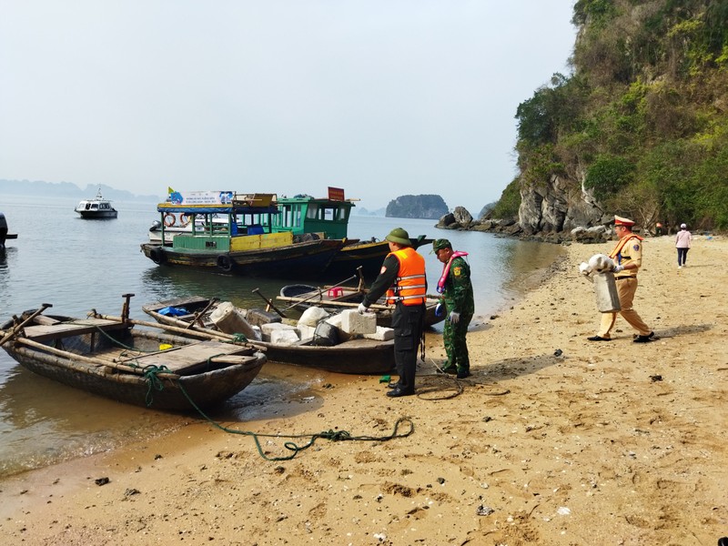 Manh tay xu ly, thu gom rac thai tren Vinh Ha Long