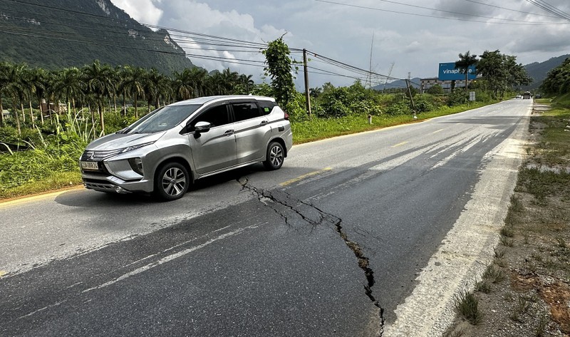 Ha Giang: Xuat hien vet nut lon tren quoc lo 2