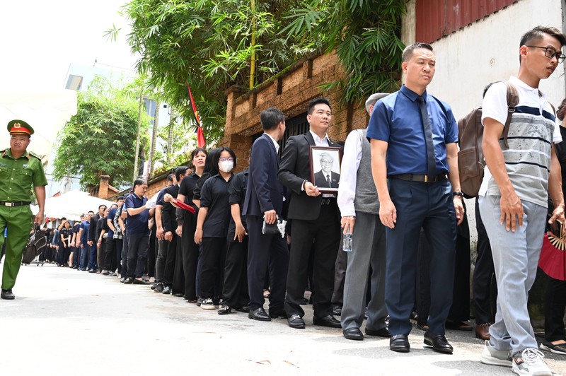 Hang dai Nhan dan xep hang vieng Tong Bi thu Nguyen Phu Trong o que nha