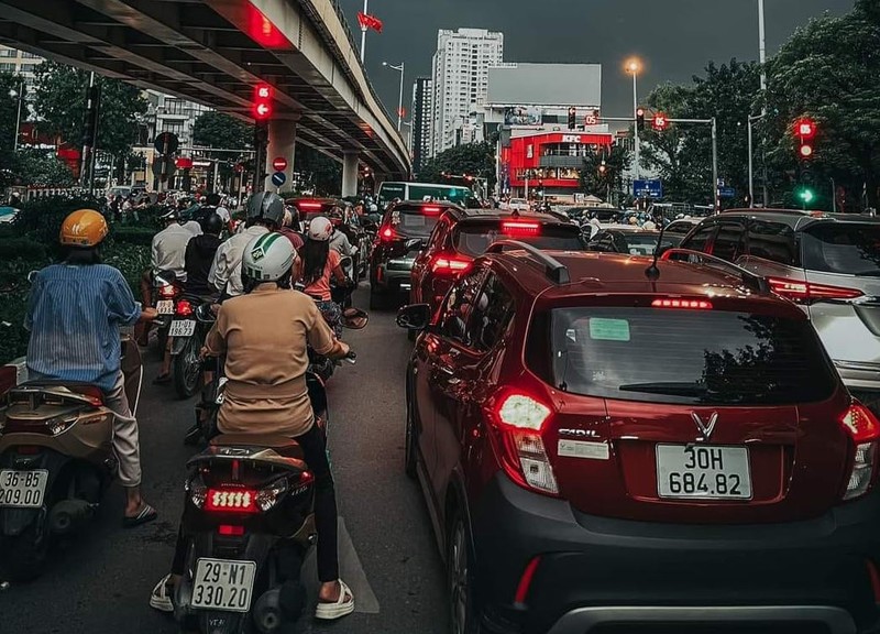 Mua lon cuoi gio chieu, Ha Noi lai ngap nang-Hinh-5