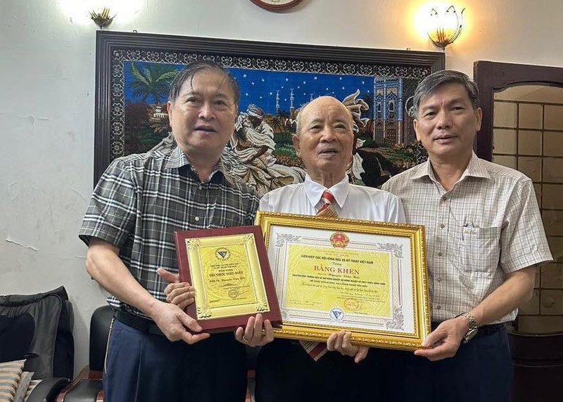 PGS.TS Nguyen Van Hoi nhan danh hieu Tri thuc KHCN tieu bieu