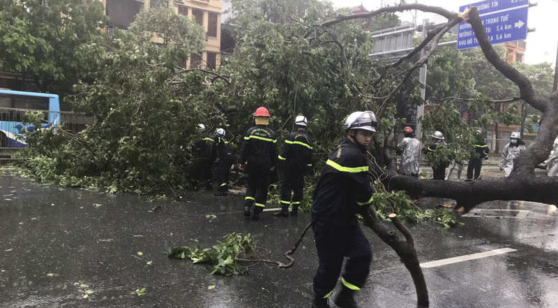 Canh sat Ha Noi lien tuc nhan tin bao cuu nan do bao Yagi