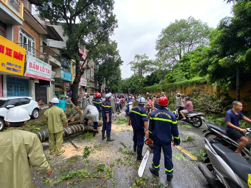 Bao so 3 Yagi di qua, duong pho Ha Noi ngon ngang-Hinh-4