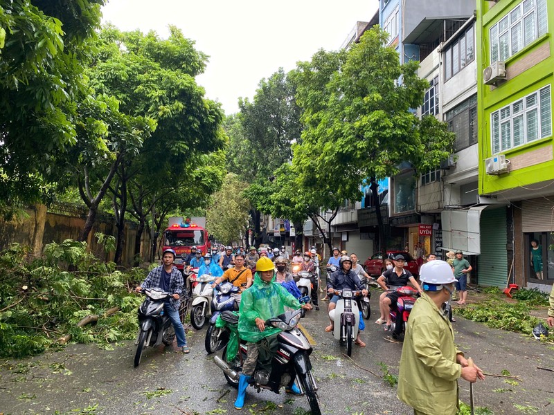 Bao so 3 Yagi di qua, duong pho Ha Noi ngon ngang-Hinh-8