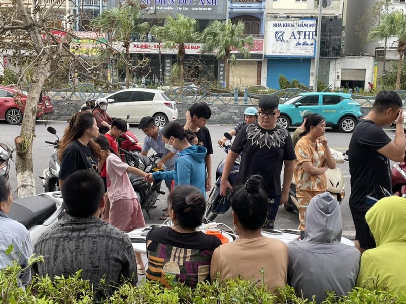 Quang Ninh: Mat dien, nguoi dan ru nhau di sac dien thoai-Hinh-3